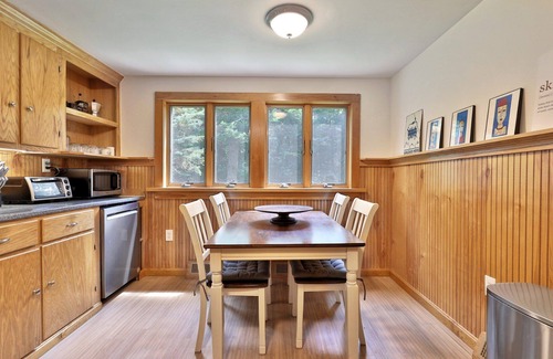 East Haven  Rutland County Cottage | The Mendon Cottage: Charming Home Close to Killington, Pico and Rutland.