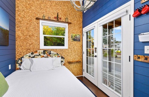 Kerns Hotel | The Merlot - Custom Tiny Home w/Vineyard Vibe