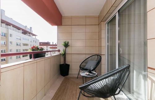 Lumiar Apartment | ✨The Metropolitan: Premium Apartment with Balcony and Parking