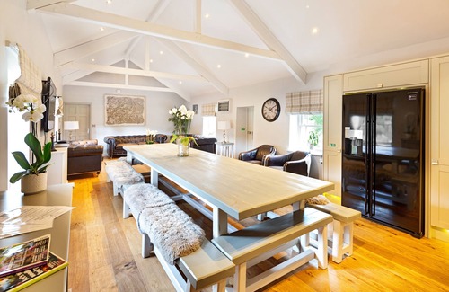 Alfreton House | The Milking Parlour Grande -9 bedroom property with hot tub
