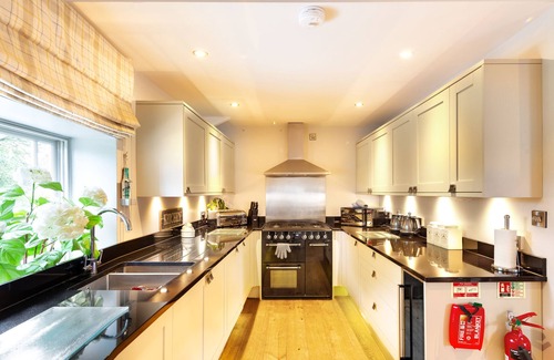 Alfreton House | The Milking Parlour Grande -9 bedroom property with hot tub