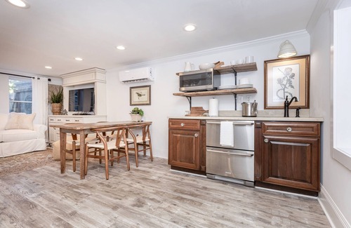 Biloxi House | The Missing Pines Bungalow - King Suite in the heart of OS!
