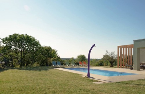 Prkacini House | The modern ground level Villa Rudinka with swimming pool