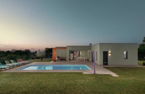 Prkacini House | The modern ground level Villa Rudinka with swimming pool