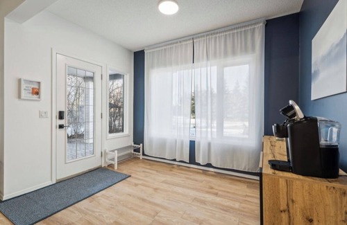 Cochrane House | The Modern Lodge Retreat with INFRARED SAUNA & Amenities for Rest and Relaxation