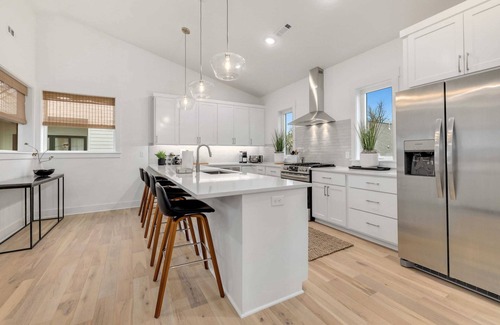 Downtown House | The Monroe - Modern Townhome - 1 mi to DT