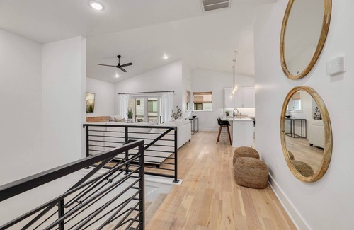 Downtown House | The Monroe - Modern Townhome - 1 mi to DT