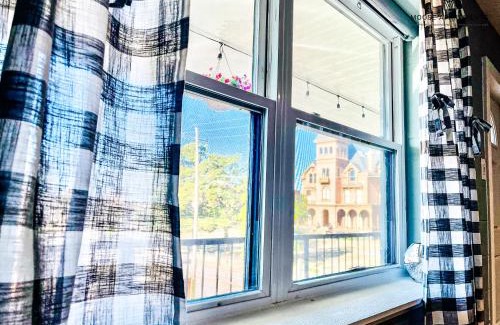 Downtown Memphis Apartment | The Moose #8 - Modern Luxe Loft with King Bed & Free Parking & Wifi