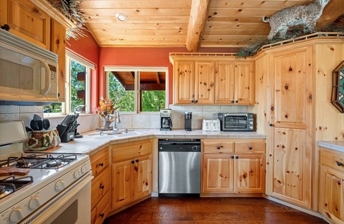 Castle Glen Estates House | The Moose Lodge. Stunning Mtn Views. Spa