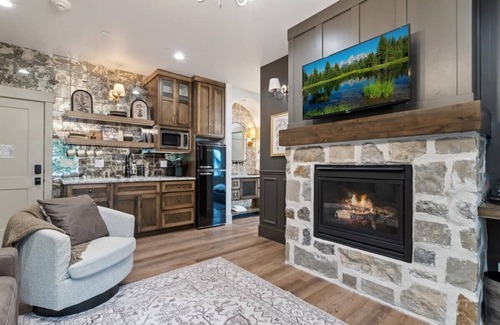 Midway Apartment | The Moose Room - Newly Built 2B2B Midway Loft