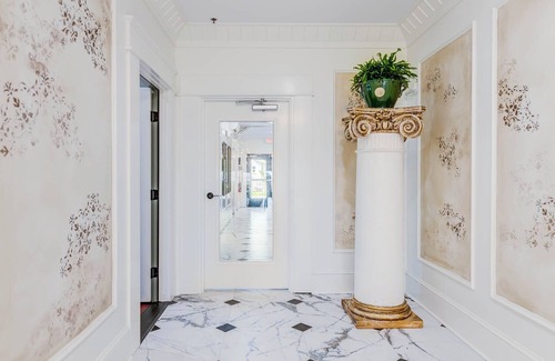 Historic Downtown Manteo Apartment | The Mozart's Hideaway Room