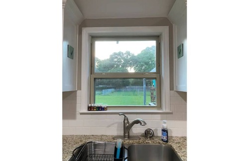 Groves House | The Nest - centrally located - 2 bed/1 bath home