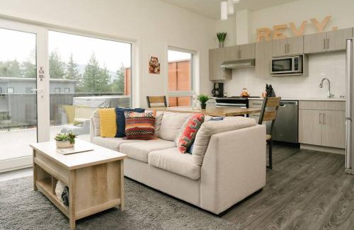Revelstoke House | The Nest - Condo with Hot Tub & BBQ