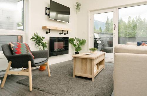 Revelstoke House | The Nest - Condo with Hot Tub & BBQ