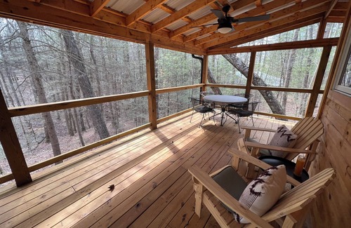 Rogers Cabin | The Nest - Cozy Loft, Deck & Firepit