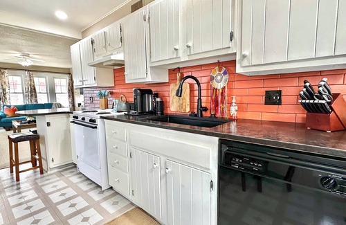 Oskaloosa Condo | The Nest - next to bakery and downtown