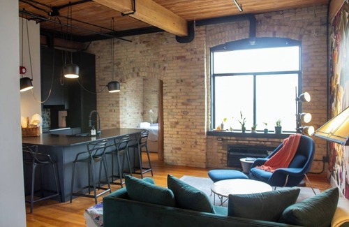 Parkdale Apartment | The Nest - Spacious Luxury Loft in Toronto with Den. Street car accessible!