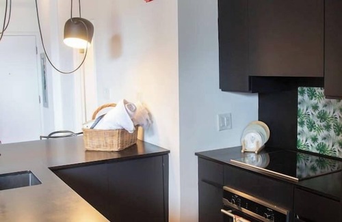 Parkdale Apartment | The Nest - Spacious Luxury Loft in Toronto with Den. Street car accessible!