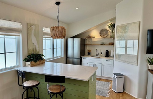Demere Park Apartment | The Nest /Steps to beach and dining
