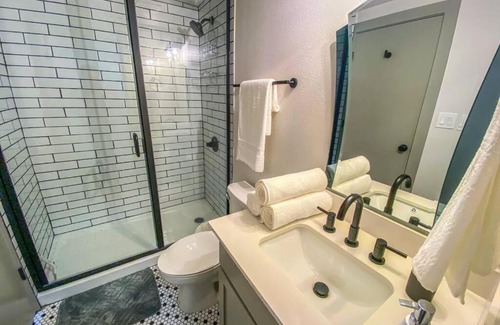 Lower Greenville Apartment | The NEW Contemporary Studio in Lower Greenville
