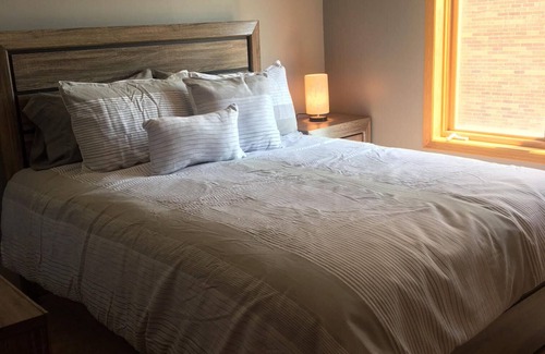 Chicago Ridge Condo | The New SHOW STOPPER Brand new spacious beauty ready to enhance your stay !