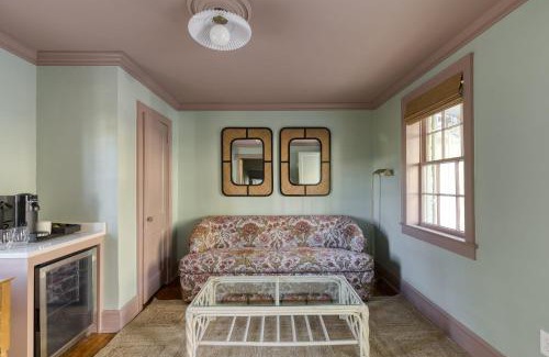 Harleston Village Bed & Breakfast | The Nicholas Carriage King Suite - Walk to King