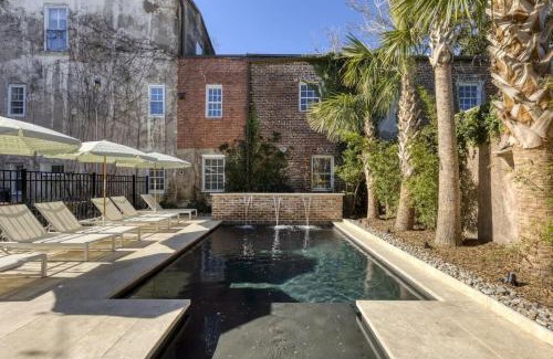 Harleston Village Bed & Breakfast | The Nicholas Carriage King Suite - Walk to King