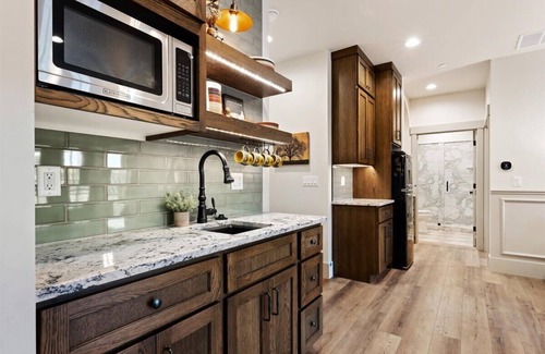 Midway Apartment | The Oak Room - Newly Built 2B2B Loft Near Park City