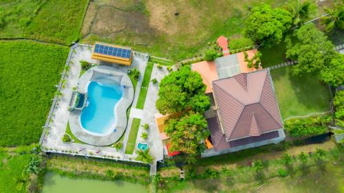 San Fernando Villa | THE OASIS RESORT & VENUE CasaBien 4BR, 2TB, Pool,Wifi, Videoke, BBQ, Balcony, Guest , Near Naga City