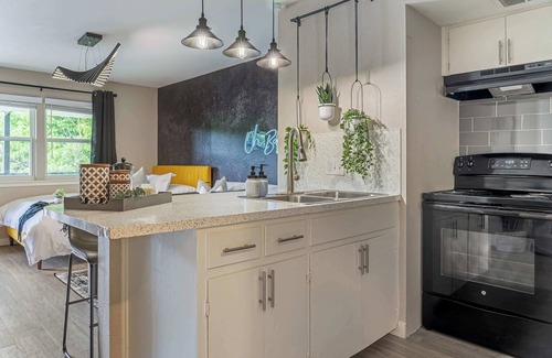 Allandale Apartment | The Ochre | Stylish Studio | 10 Mins Downtown ATX!