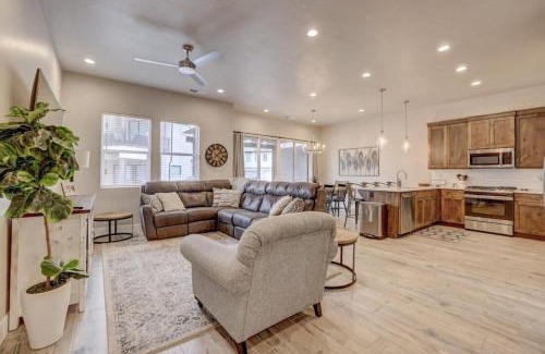 Santa Clara House | The Ocotillo 10 Tropical Pool Splash Pad Pickle Ball Sleeps 15