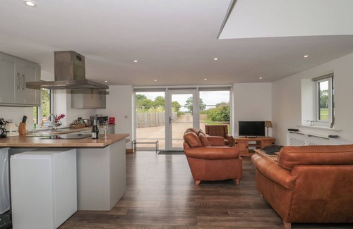 Middlezoy Cottage | THE OLD AMBULANCE HOUSE, pet friendly, with a garden in Middlezoy