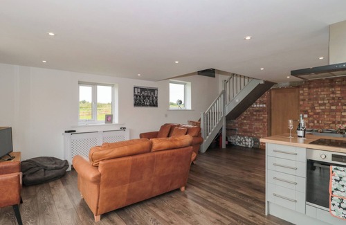 Middlezoy Cottage | THE OLD AMBULANCE HOUSE, pet friendly, with a garden in Middlezoy