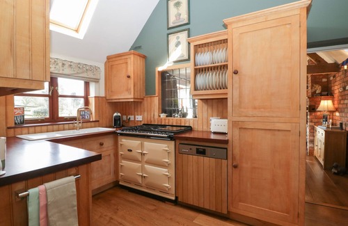 Severn Stoke Cottage | THE OLD CIDER HOUSE, pet friendly, with hot tub in Hanley Swan
