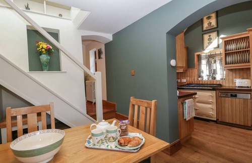 Severn Stoke Cottage | THE OLD CIDER HOUSE, pet friendly, with hot tub in Hanley Swan