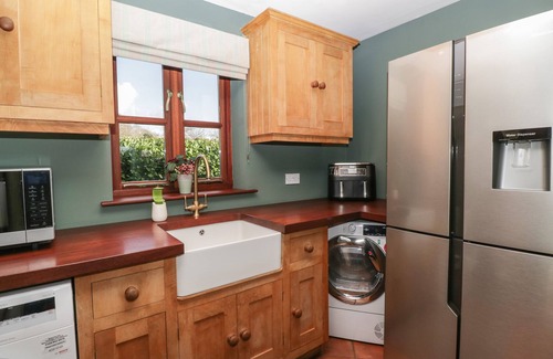 Severn Stoke Cottage | THE OLD CIDER HOUSE, pet friendly, with hot tub in Hanley Swan