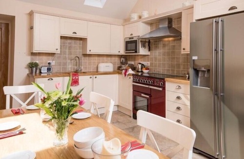 Alexandria Cottage | THE OLD FARMHOUSE, family friendly, with open fire in Balloch