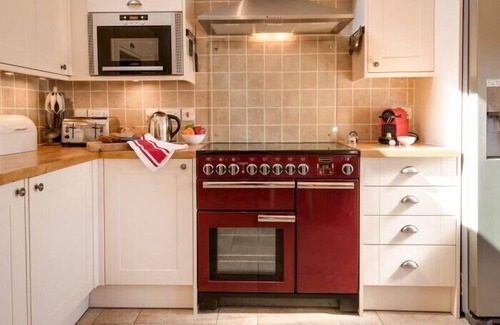 Alexandria Cottage | THE OLD FARMHOUSE, family friendly, with open fire in Balloch
