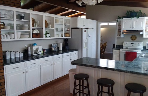 Macon House | The Old Farmhouse (family friendly house by the woods) easy access, near 45