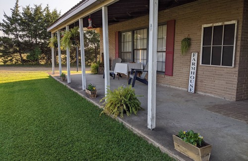 Macon House | The Old Farmhouse (family friendly house by the woods) easy access, near 45