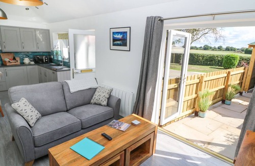 Storwood Cottage | THE OLD MILL HIDEAWAY, with hot tub in Ellerton