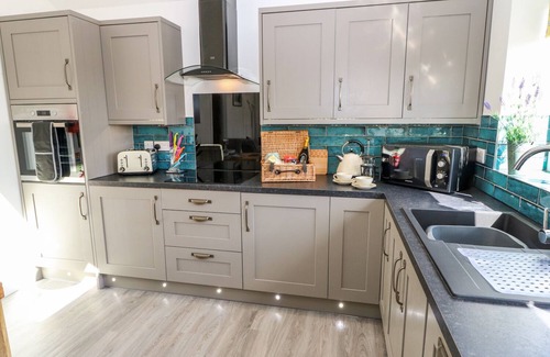 Storwood Cottage | THE OLD MILL HIDEAWAY, with hot tub in Ellerton
