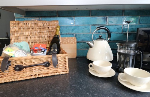 Storwood Cottage | THE OLD MILL HIDEAWAY, with hot tub in Ellerton