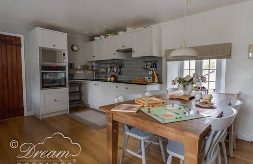 Littlebredy Cottage | THE OLD READING ROOM, pet friendly, with open fire in Langton Herring