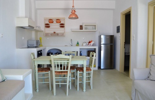Mandrakia House | "The Olive Tree"Traditional house with sea view families/couples House2