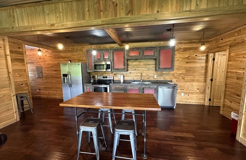 Stanton Cabin | The ORIGINAL Shipping Container Cabin in RRG-High Speed WiFi!-HotnTub!-View!
