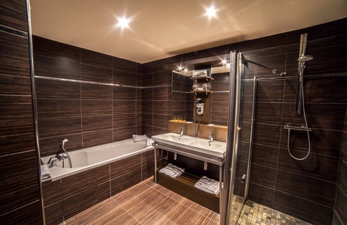Noeux-les-Mines Hotel | The Originals Boutique, La Maison Rouge