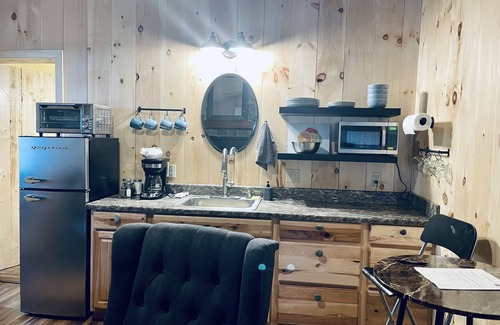 Freeport House | The Outlet Studio, Rustic Comfort w Fireplace