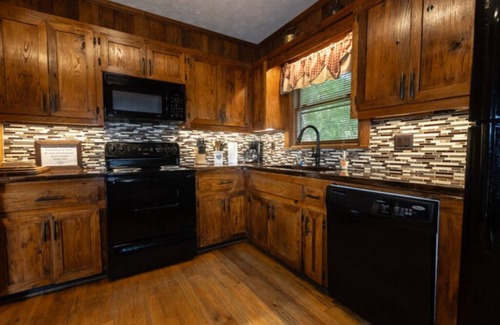 Springmaid Mountain Cabin | The Overlook - Sleeps 6