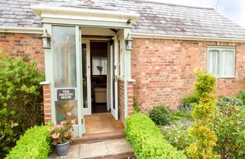 Severn Stoke Cottage | THE PACKING HOUSE, romantic, with a garden in Hanley Castle